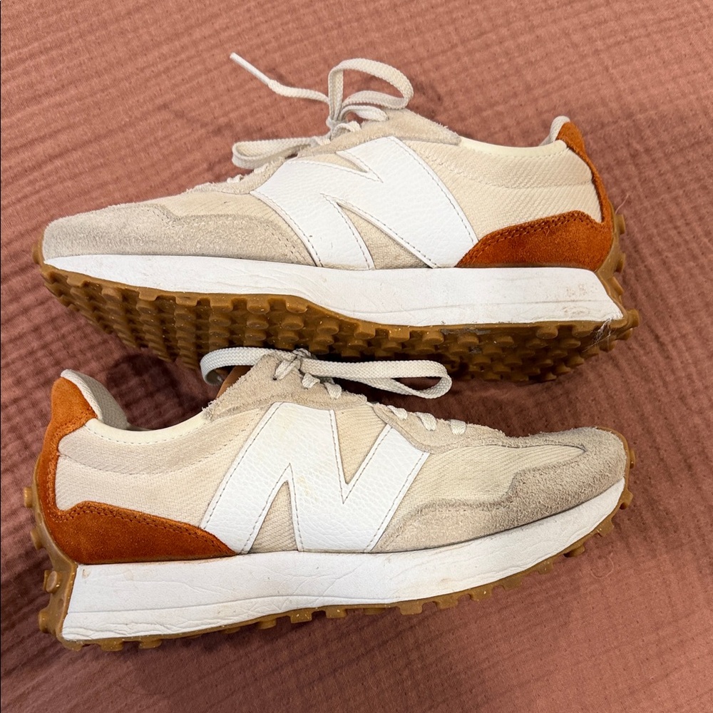 New Balance women’s Cream and rust 327 sneaker. In great preloved condition. 7.5